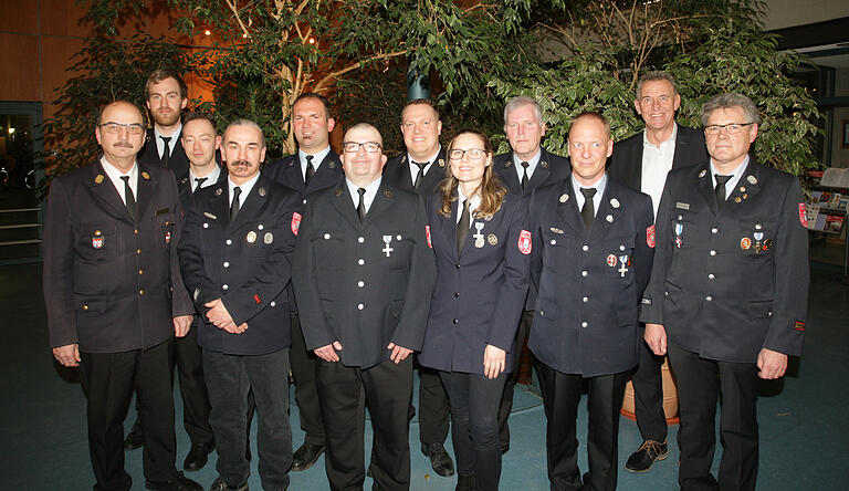 Ehrungen bei der Kitzinger Feuerwehr mit (von links): Roland Eckert, Sebastian Greif, Markus Urlaub, Dirk Dietze, Christian Gräbner, Daniel Hartmann, Carsten Lieb, Susanne Münch, Harald Zierhut, Markus Grötsch, Siegfried Müller und Matthias Gernert.