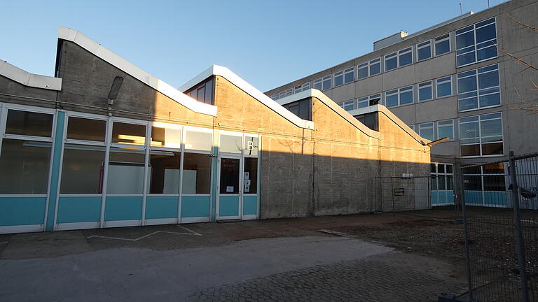 Das A-Gebäude rechts im Hintergrund wird derzeit saniert. Die Schüler sind derweil im B-Gebäude davor untergebracht, das dann den letzten Bauabschnitt bildet.