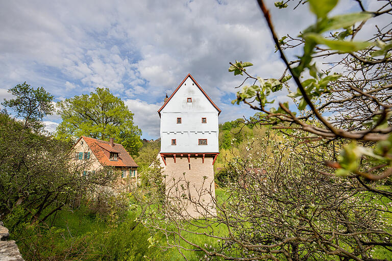 Das Topplerschlösschen ist ein kleiner mittelalterlicher Wohnturm im Taubertal. Das Topplerschlösschen ist ein kleiner mittelalterlicher Wohnturm im Taubertal.