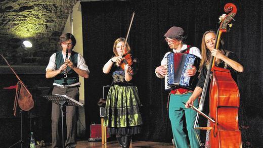 Frech, wild und ungestüm: Volksmusik vom Feinsten bot die Gruppe &bdquo;Boxgalopp&ldquo; im Schüttbau in Rügheim.