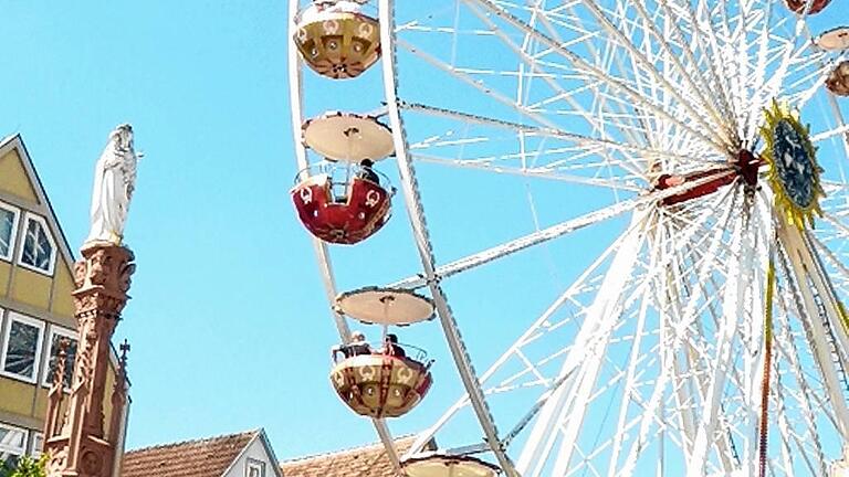 Bei der Eröffnung der Landesheimattage in Bad Mergentheim im April gehörte das Riesenrad zu den Attraktionen des großen Festes in der Kurstadt.