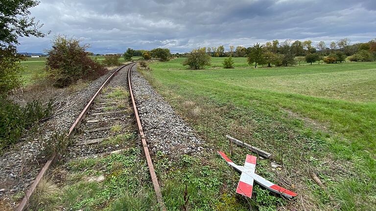 Bei mehreren Bahnübergängen der Steigerwaldbahn, wie hier beim alten Sulzheimer Haltepunkt, wurden die Andreaskreuze von unbekannten Tätern eingelegt. Bei mehreren Bahnübergängen der Steigerwaldbahn, wie hier beim alten Sulzheimer Haltepunkt, wurden die Andreaskreuze von unbekannten Tätern eingelegt. 