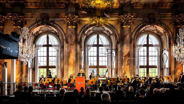 Die Camerata Salzburg im Kaisersaal der Würzburger Residenz. Am Rednerpult: Bundespräsident Frank-Walter Steinmeier.