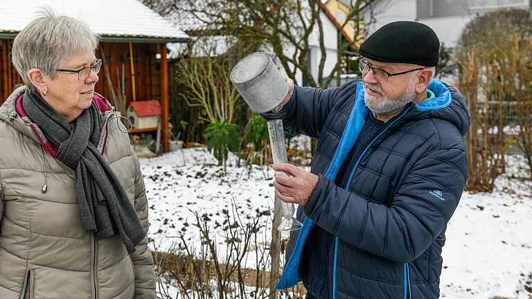 Seit 1989 messen Rosa und Friedrich Blümlein mit ihrer Wetterstation in Markt Einersheim die Niederschlagsmenge und die Schneehöhe.