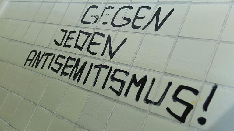 Judenfeindlichkeit gibt es seit dem 7. Oktober auch verstärkt an Schulen. Mit einem neuen Studiengang können sich angehende Lehrkräfte an der Uni Würzburg darauf vorbereiten.&nbsp;