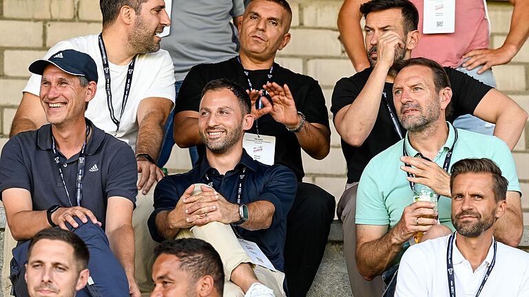 Interessierte Beobachter: Belgiens Nationaltrainer Domenico Tedesco (Mitte) und sein Assistent, der einstige deutsche Nationalspieler Jens Nowotny (rechts).