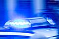 Streifenwagen der Polizei.       -  Auf seiner Flucht hat der Verdächtige zwei Unfälle mit Polizisten verursacht. (Symbolbild)