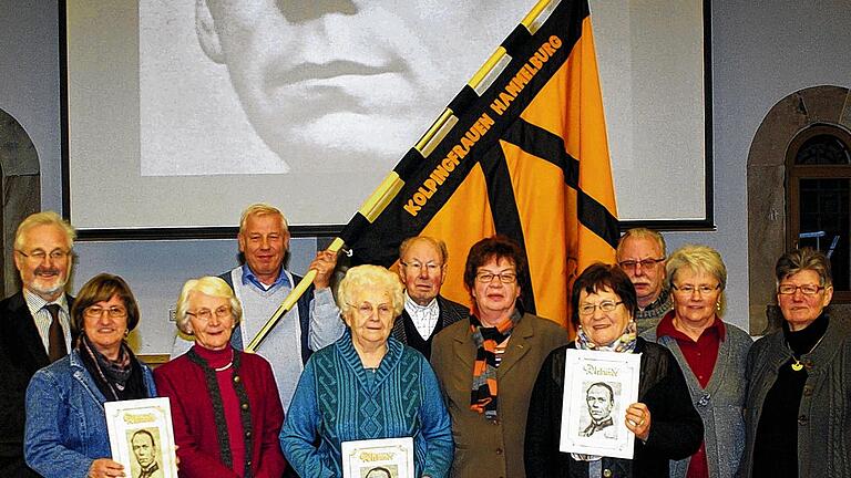Ehrung der Kolpingfamilie: Mit der goldenen Ehrennadel zeichneten (hinten von links) Vorsitzender Gerhard Becker und Vize-Präses Edwin Erhard Alois Salch und Georg Ewald für 50 Jahre Treue aus. Die Frauen der ersten Stunde, die vor 25 Jahren der Kolpingfamilie beitraten, erhielten die silberne Ehrennadel (vorne von links): Elisabeth Krapf, Luise Possehl-Müller, Magdalena Herrlein, Marietta Panhans, Martha Becker, Christa Plihal und Dorothea Schneider. Ehrung der Kolpingfamilie: Mit der goldenen Ehrennadel zeichneten (hinten von links) Vorsitzender Gerhard Becker und Vize-Präses Edwin Erhard Alois Salch und Georg Ewald für 50 Jahre Treue aus. Die Frauen der ersten Stunde, die vor 25 Jahren der Kolpingfamilie beitraten, erhielten die silberne Ehrennadel (vorne von links): Elisabeth Krapf, Luise Possehl-Müller, Magdalena Herrlein, Marietta Panhans, Martha Becker, Christa Plihal und Dorothea Schneider.