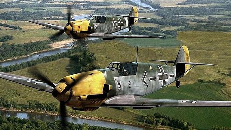 Zwei Messerschmitt-Flugzeuge im Flug. Der Maschinen-Typ gehörte vor 80 Jahren zu den erfolgreichen Jagdmaschinen.