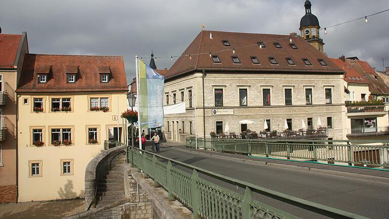 Einen Balkon mit Blick auf den Main wird es an der Touristinfo auch nach dem Umbau nicht geben. Für Stadtheimatpfleger Harald Knobling passt ein solcher Anbau nicht zu dem denkmalgeschützten Bau.