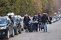 Nahe Lwiw sind Menschen neben der Autoschlange auf dem Weg zum Checkpoint Shehyni unterwegs, um die ukrainisch-polnische Grenze zu überqueren.