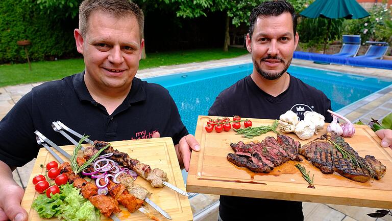 Viktor Krause (links) und Mario Solla sind versierte Hobbygriller und wissen, wie auch Laien das perfekte Steak, Schaschlik oder Gemüse-Grillgericht gelingt.