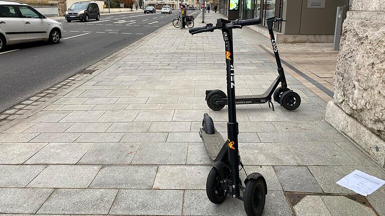 Seit Oktober 2020 gibt es in Schweinfurt E-Scooter. Für viele Bürgerinnen und Bürger sind sie zu einem Ärgernis geworden.