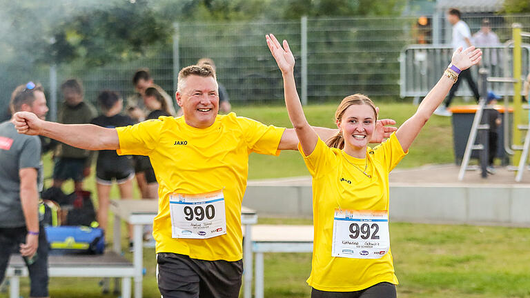 Über 1500 Sportler laufen am Donnerstag 13.06.24 den WUE2RUN Firmenlauf in Würzburg.