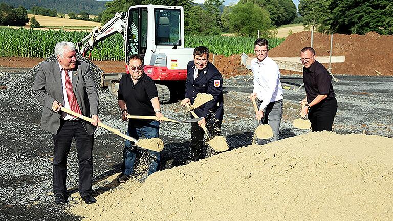 Den symbolischen Spatenstich vollzogen (von links): Bürgermeister Jürgen Hennemann, Thomas Lechmann, Chef der gleichnamigen Baufirma, 2. Kommandant Dieter Porzner, Maximilian Schnös vom Ingenieurbüros Rainer Kitzinger und Stefan Hofmann, Bauamt VG Ebern.