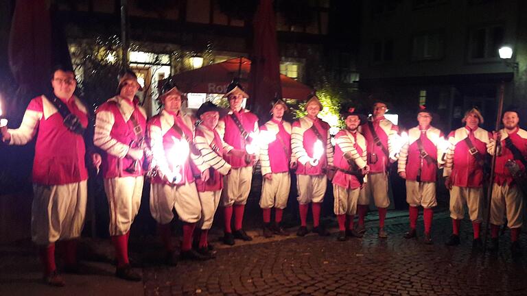 Es sieht schon beschaulich aus, wenn die rot-weiße Truppe sich an einem Samstagabend, vom Oberen Tor kommend, fackeltragend auf der Hauptstraße Richtung Marktplatz begibt.  Hartmut Hessel       -  Es sieht schon beschaulich aus, wenn die rot-weiße Truppe sich an einem Samstagabend, vom Oberen Tor kommend, fackeltragend auf der Hauptstraße Richtung Marktplatz begibt.  Hartmut Hessel