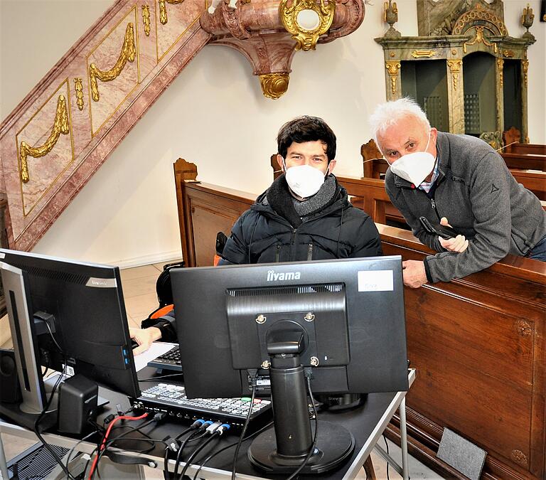 Konzentriert bei der Arbeit: Roland Marpoder (links) und Wolfgang Münzer.