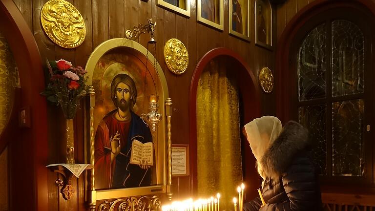 In der Orthodoxen Kirche beten die Menschen gemeinsam für Frieden in der Ukraine. Foto: Marion Eckert       -  In der Orthodoxen Kirche beten die Menschen gemeinsam für Frieden in der Ukraine. Foto: Marion Eckert