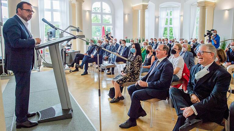 Gesundheitsminister Klaus Holetschek lobte das Schlosskrankenhaus Werneck für die gelungene Verbindung von Innovation und Tradition.