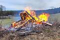 Ein Mahnfeuer, das auf die Probleme der Bauern aufmerksam machen sollte, rief bei Abtswind gleich mehrere Feuerwehren auf den Plan.