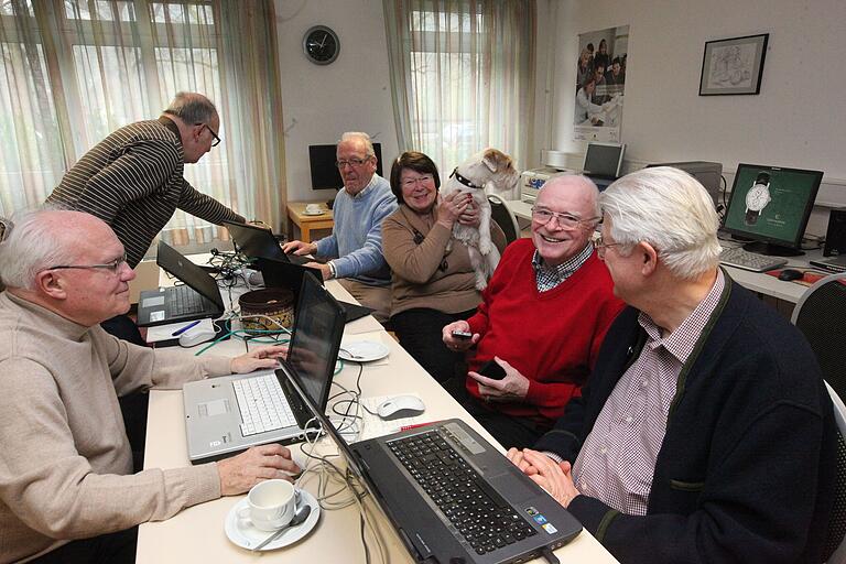 Herbert Schmidt (Zweiter von rechts) in seinem Element bei einem Treffen des 'Internetcafés von Senioren für Senioren' im Jahr 2014.&nbsp;