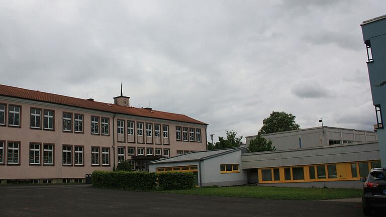 Gemeinsamer Neubau, oder doch Sanierung der Bestandsgebäude? Die Frage, wie es mit der Grundschule (links) und der Mittelschule (rechts) in Gerolzhofen weitergeht, ist wieder völlig offen.