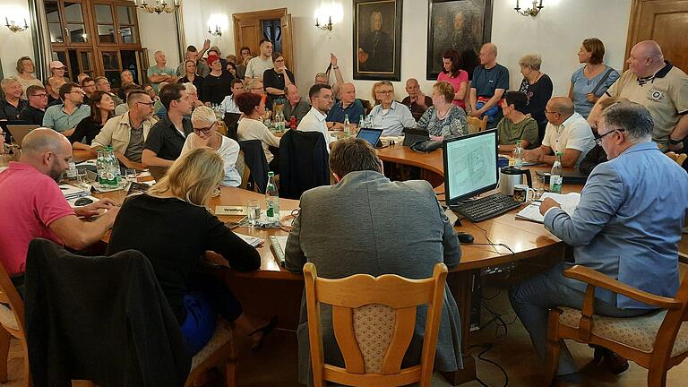 Proppenvoll war der Sitzungssaal des Volkacher Rathauses am Montagabend. Auf der Tagesordnung stand eine geplante Gemeinschaftsunterkunft für Geflüchtete, was viele besorgte Bürgerinnen und Bürger auf den Plan rief. Proppenvoll war der Sitzungssaal des Volkacher Rathauses am Montagabend. Auf der Tagesordnung stand eine geplante Gemeinschaftsunterkunft für Geflüchtete, was viele besorgte Bürgerinnen und Bürger auf den Plan rief.