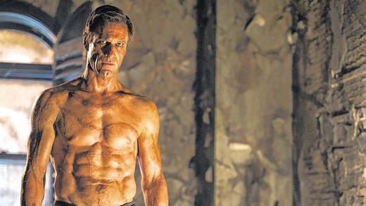 Viele weibliche Fans wird's freuen: Aaron Eckhart darf als Adam seinen Adonis-Körper zur Schau stellen in &bdquo;I, Frankenstein&ldquo;.