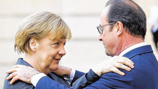 Nah und fremd zugleich: Nach den Anschlägen von Paris schien die bisherige kühle Distanziertheit zwischen Angela Merkel und Frankreichs Staatschef François Hollande aufzubrechen.