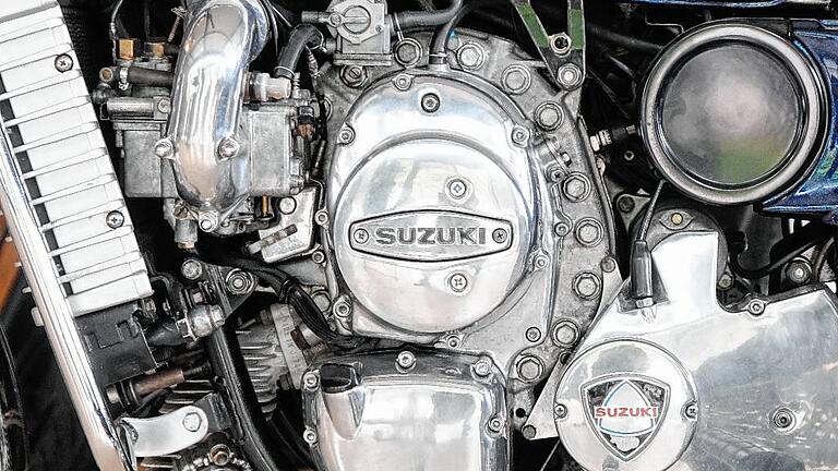 Das ovale Motorengehäuse zeigt an, dass hier ein Wankelmotor arbeitet.