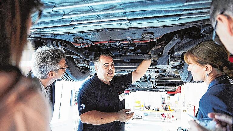 12 000 Automechaniker besuchen jährlich die Schulungen von ZF Aftermarket. Sie bringen sich dabei unter anderem auf den neuesten Stand, was die Folgen der Digitalisierung angeht.