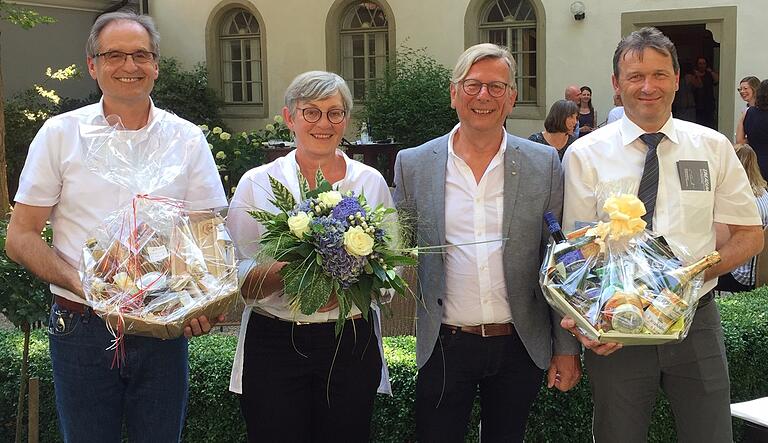 Langjährige Weggefährten: Mellrichstadts Bürgermeister Eberhard Streit (links) und sein Amtskollege Thomas Helbling aus Bad Königshofen (rechts) verabschiedeten sich mit Geschenkkörben von Klaus Schemmerling und seiner Frau Christiane.