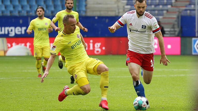 Können Kapitän Arne Feick (links) und die Würzburger Kickers, den Hamburger SV, bei dem der gebürtige Arnsteiner Mauel Wintzheimer (rechts) zuletzt über eine Jokerrolle nicht hinaus kaum, diesmal stoppen?