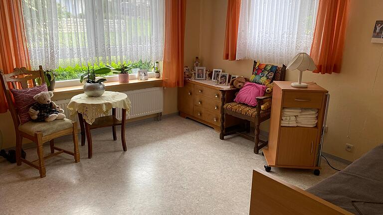 Die Möbel für ihre Zimmer bringen die Bewohnerinnen und Bewohner der Demenz-WGs selbst mit. Sie sind bestückt mit persönlichen Erinnerungsstücken.