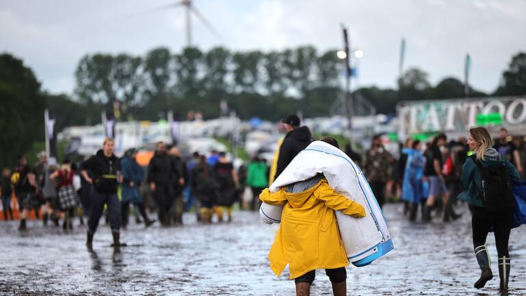 Matsch.jpeg       -  Auf den Wegen versinken die Festivalbesucher in Wacken oft bis über die Knöchel im Matsch.