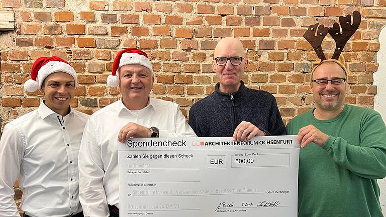 Alexander Brock, Reiner Laudenbach und Stefan Lesch bei der symbolischen Scheckübergabe an Burkard Freitag. Alexander Brock, Reiner Laudenbach und Stefan Lesch bei der symbolischen Scheckübergabe an Burkard Freitag.