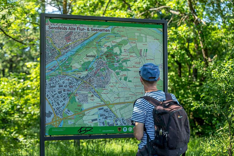 Informationstafeln geben weitere Auskünfte über das Gebiet. Informationstafeln geben weitere Auskünfte über das Gebiet.