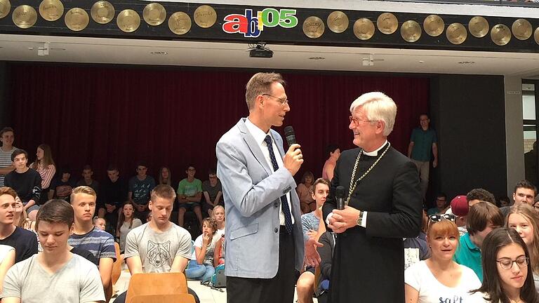 2018 stattete der damalige Landesbischof der Evangelisch-Lutherischen Kirche in Bayern, Heinrich Bedford-Strohm, dem Martin-Pollich-Gymnasium einen Besuch ab und wurde von Schulleiter Robert Jäger begrüßt. 2018 stattete der damalige Landesbischof der Evangelisch-Lutherischen Kirche in Bayern, Heinrich Bedford-Strohm, dem Martin-Pollich-Gymnasium einen Besuch ab und wurde von Schulleiter Robert Jäger begrüßt.