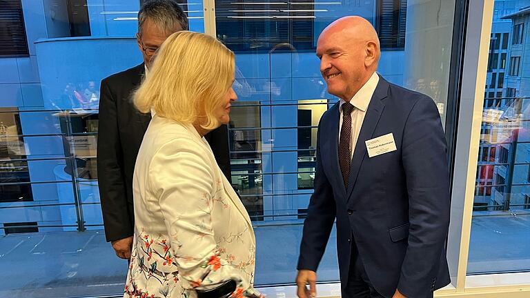 Ganz nah an der Schaltzentrale der Macht: Der Rhön-Grabfelder Landrat Thomas Habermann konnte in Berlin einige direkte Worte mit der Innenministerin Nancy Faeser wechseln. Ganz nah an der Schaltzentrale der Macht: Der Rhön-Grabfelder Landrat Thomas Habermann konnte in Berlin einige direkte Worte mit der Innenministerin Nancy Faeser wechseln.