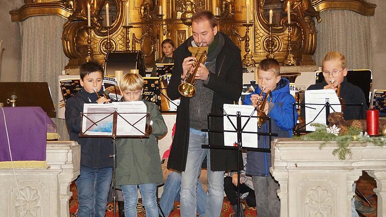 Vier Trompeter aus der Bläserklasse der Schule Theres mit ihrem Musiklehrer Lukas Karch. (v.l.) Linus Klement, Laurenz Stoll, Franz Beck und Bennett Oßwald, bewiesen ihr Können.