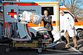Klinikreferent Dr. Gregor Bett (links) und der ärztliche Direktor Dr. Matthias Schneider mit der neuen Herzröntgenanlage in Lohr. Sie soll Herzinfarktpatienten eine bis zu 40 Minuten dauernde Fahrt nach Würzburg ersparen.