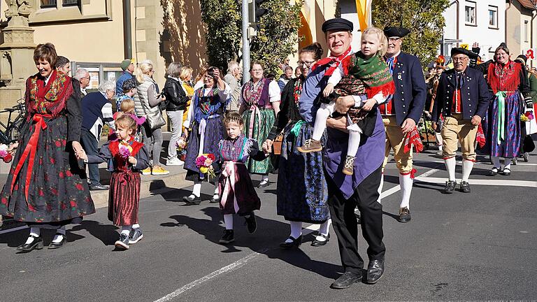 In bunter Tracht unterwegs: Der Volkstrachtenverein Röthlein muss sich um seinen Nachwuchs keine Sorgen machen.