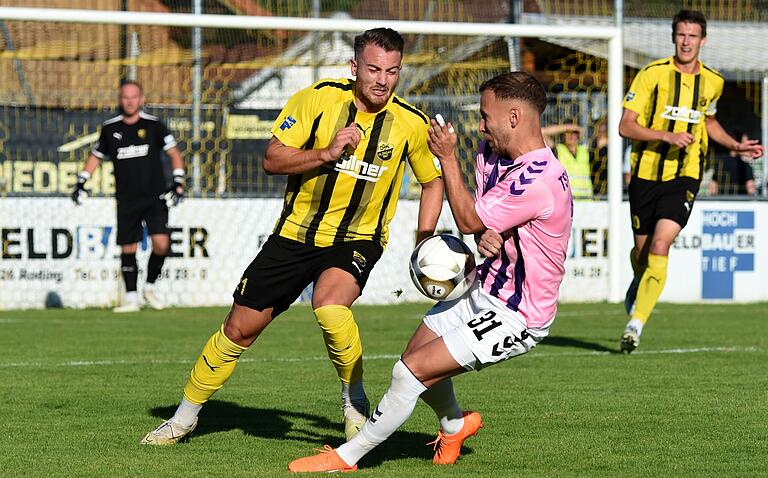 Vor seinem Treffer zum 2:0 entwischte Tobias Hoch (links, DJK Vilzing) unter anderem dem Linksverteidiger des TSV Aubstadt, Leon Heinze.