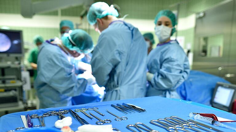 Ärzte werden in vielen Kliniken dringend gesucht. Experten warnen, dass sich der Mangel in den kommenden Jahren noch deutlich verschärft (Symbolbild). Ärzte werden in vielen Kliniken dringend gesucht. Experten warnen, dass sich der Mangel in den kommenden Jahren noch deutlich verschärft (Symbolbild).
