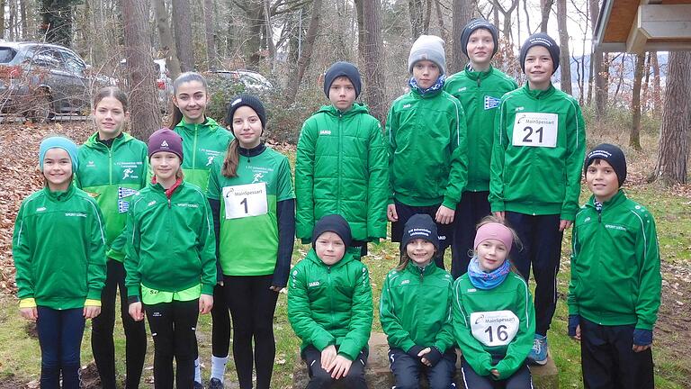 Erfolgreiche Schweinfurter Crossläufer:innen mit stehend von links: Carolina Kemper, Greta Henninger, Milena Retka, Paula Moser, Alysa Gezerdag, Anton Dinkel, Jan Walter, Lars Müller, Kilian Kemper und Jan Müller sowie sitzend von links Oskar Dinkel, Nina Müller und Hannah Walter.