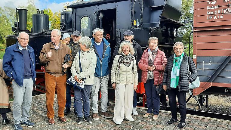 In der Mitte Harald Schellenberger, ehemaliger Schüler der Klasse 4Kv und die Organisatorinnen Thea Heimbach, geb. Reich, ehem. aus Sands (ganz rechts) und Angelika Ganse. geb. Cyrol, ehem. aus Ostheim (Dritte von rechts). Weiter im Bild ab Zweiter von links: Günther Ebert, ehem. Rüdenschwinden, Renate Herr, geb. Hippeli, ehem. aus Mellrichstadt, „Kurt von der Küste“ Gessner, ehem. aus Mellrichstadt und Erika Hötzel, geb. Lotz, ehem. aus Ostheim.