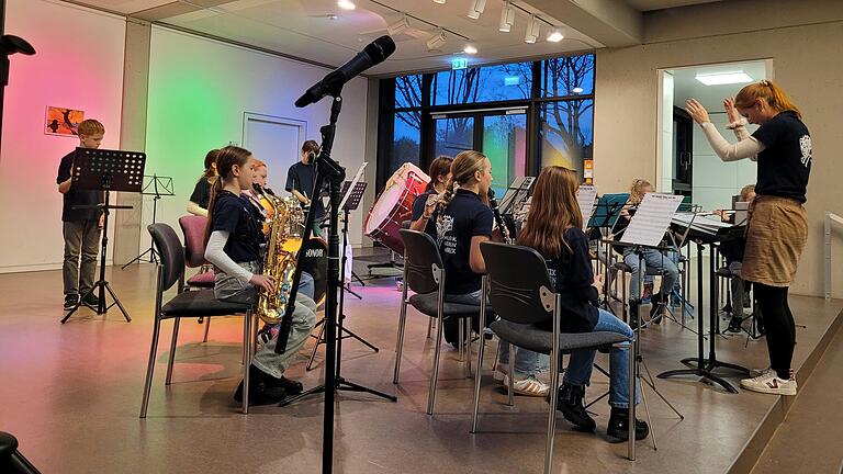 Erste Erfahrungen im gemeinsamen Musizieren sammeln Kinder und Jugendliche im Miniorchester unter der Leitung von Veronika Weck.