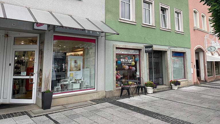 Die Aufteilung der Ladenflächen der Parfümerie Lux und des 'Proviantkorb' soll sich ändern. Gegen den Bauantrag hatte der Stadtrat von Bad Neustadt keine Einwände. Die Aufteilung der Ladenflächen der Parfümerie Lux und des 'Proviantkorb' soll sich ändern. Gegen den Bauantrag hatte der Stadtrat von Bad Neustadt keine Einwände. 