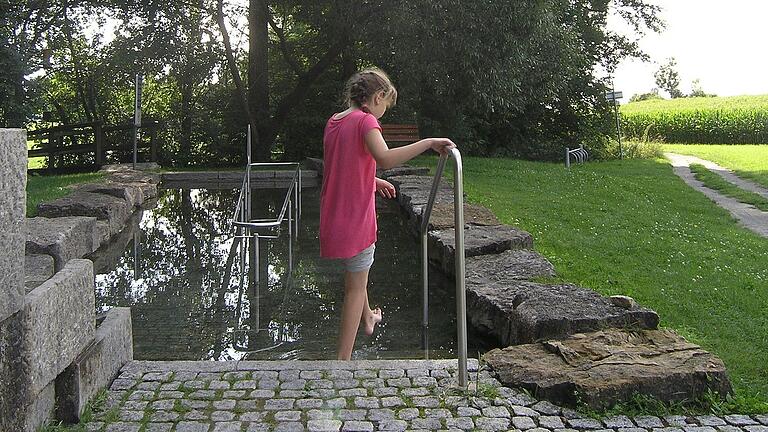 Auf dem Spielplatz am Iphöfer Ringsbühl gibt es reichlich Wasser und Grünfläche. Umgeben von Bäumen, die an heißen Tagen Schatten spenden, lässt es sich angenehmen verweilen. Auf dem Spielplatz am Iphöfer Ringsbühl gibt es reichlich Wasser und Grünfläche. Umgeben von Bäumen, die an heißen Tagen Schatten spenden, lässt es sich angenehmen verweilen. 