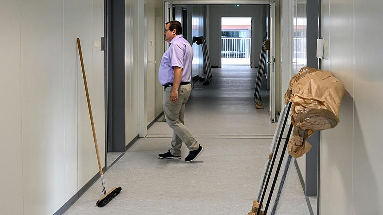 Nach den Sommerferien zieht das Gymnasium Gemünden in einen vorübergehenden Containerbau. FLG-Schulleiter Ingo Schneider führte durch die Räumlichkeiten. Hier sieht man einen der breiten Gänge. Nach den Sommerferien zieht das Gymnasium Gemünden in einen vorübergehenden Containerbau. FLG-Schulleiter Ingo Schneider führte durch die Räumlichkeiten. Hier sieht man einen der breiten Gänge.